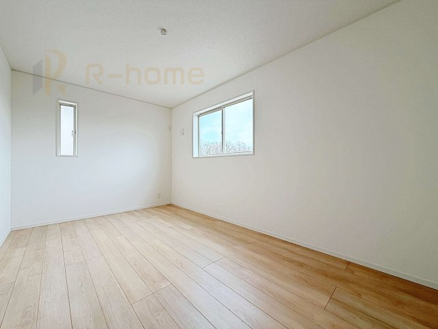 結城市結城第43-II期　新築戸建て　2号棟の洋室|2面窓の風通しの良い洋室です♪差し込む暖かな陽当たりで、室内がくつろげる空間に早変わりです♪