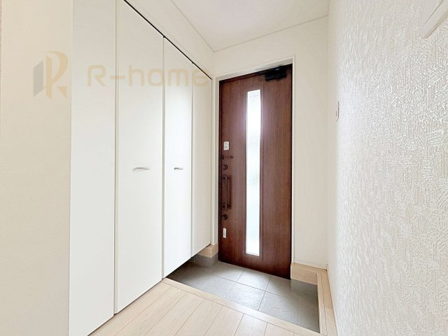 結城市結城第43-II期　新築戸建て　2号棟の玄関|気持ちよくご家族やゲストを送迎できる穏やかな雰囲気の玄関♪大きな下駄箱で玄関廻りスッキリ♪