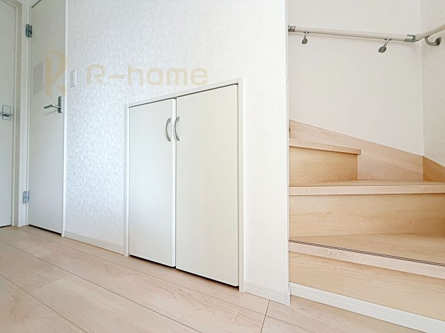 結城市結城第43-II期　新築戸建て　2号棟の収納|便利なホール収納！防災グッズや備蓄品の収納にも便利です♪