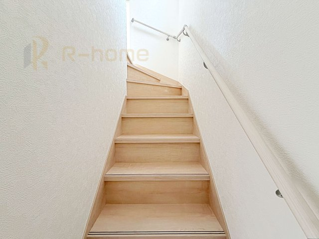 結城市結城第43-II期　新築戸建て　2号棟の内装|手すりのついた階段！小さなお子様の利用も一安心です♪