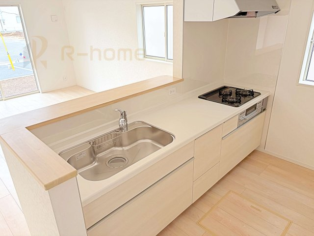 結城市結城第43-II期　新築戸建て　2号棟のキッチン|料理をしながら家族とコミュニケーションが取れる対面式システムキッチン。