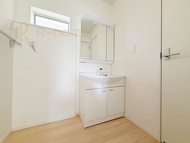 結城市結城第43-II期　新築戸建て　2号棟の洗面所|清潔感溢れる洗面台は嬉しい三面鏡付き。洗剤や歯ブラシなどもすっきり収納できます♪