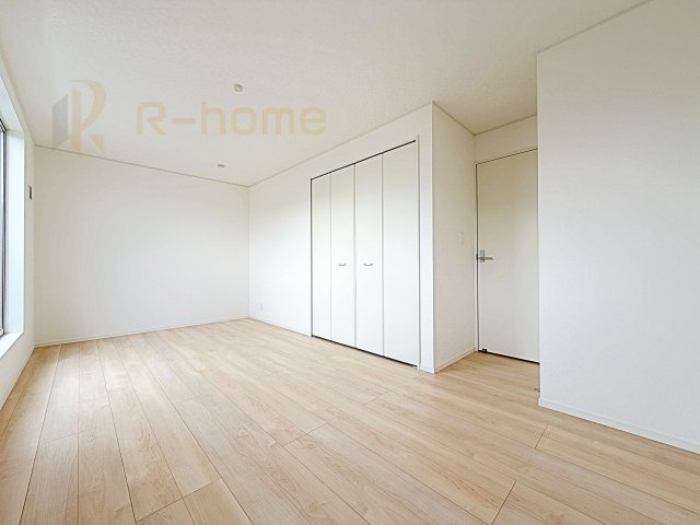 結城市結城第43-II期　新築戸建て　2号棟の洋室|どんな部屋家具も合わせやすいシンプルな洋室！
たっぷりの日差しと心地よい風が舞い込む住まい♪