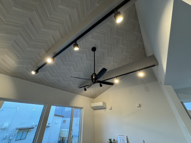 武佐3丁目【フルリノベーション】平屋の快適な暮らしを！の居間・リビング|シーリングファン付き！デザイン照明で魅せる空間♪