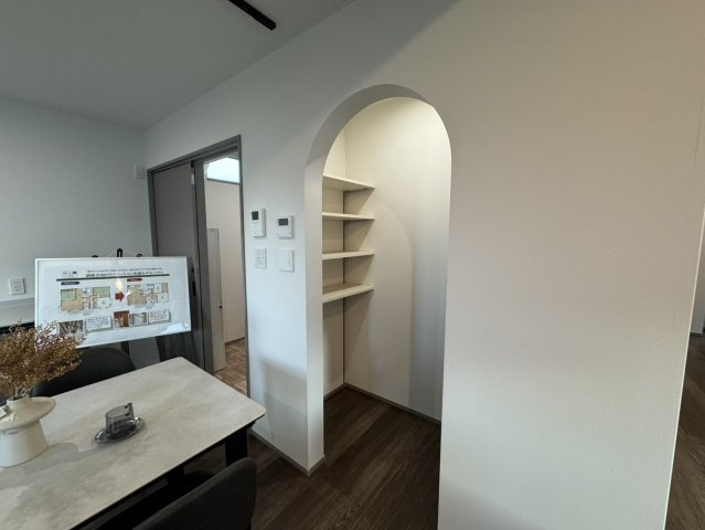 武佐3丁目【フルリノベーション】平屋の快適な暮らしを！の収納|おしゃれなアーチ！大容量の可動棚パントリー