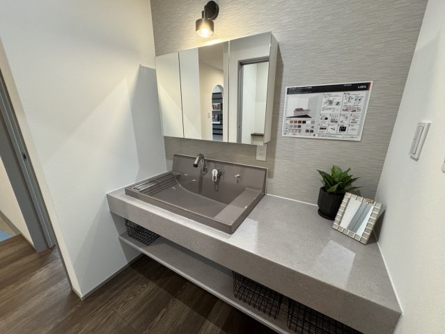 武佐3丁目【フルリノベーション】平屋の快適な暮らしを！の独立洗面台|カウンターが広く化粧品も置ける洗面台♪