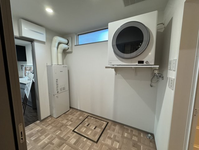 武佐3丁目【フルリノベーション】平屋の快適な暮らしを！の脱衣所|乾燥機付き！冬も安心の暖房完備で快適脱衣所