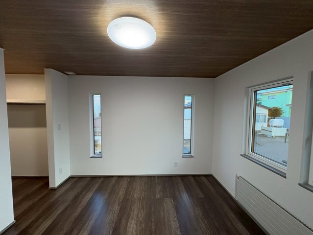 武佐3丁目【フルリノベーション】平屋の快適な暮らしを！の洋室|温かい木目天井と採光窓が心地よい主寝室◎