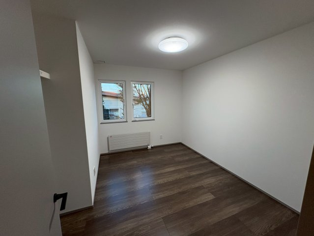 武佐3丁目【フルリノベーション】平屋の快適な暮らしを！の洋室|収納付き！温もりある木目調床の明るい洋室！