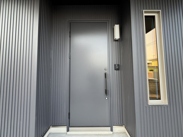 武佐3丁目【フルリノベーション】平屋の快適な暮らしを！の玄関|重厚感のある濃色！個性が光るモダンな玄関
