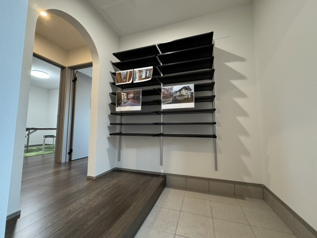 武佐3丁目【フルリノベーション】平屋の快適な暮らしを！の玄関|自由に棚板を動かせるシューズクローク