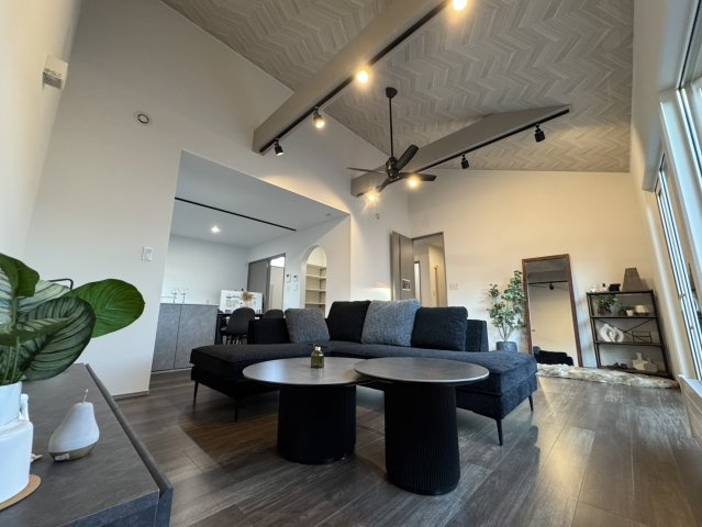 武佐3丁目【フルリノベーション】平屋の快適な暮らしを！の居間・リビング|勾配天井と化粧梁が美しい開放的な空間 