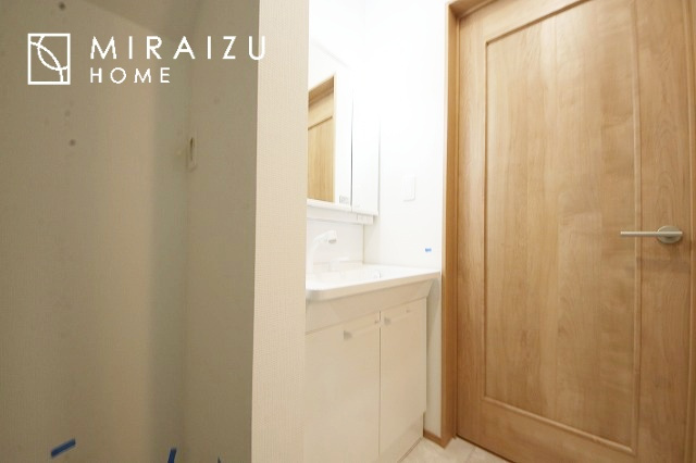 【独立洗面台】 | 高級感漂う洗面台です。鏡の後ろの収納棚もとても充実しております。コスメが大好きな奥様も、女子力高いご主人様もきっとご満足いただける収納力です。三面鏡なので、ヘアセットにも便利です。