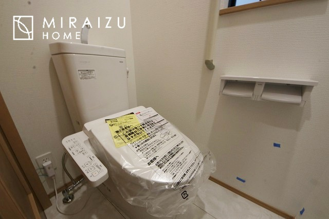 【トイレ】 | 空気の換気と窓からの光の明るさに配慮した清潔感のあるトイレ、ご自分の好きなアロマや芳香剤を置いて落ち着く空間を演出、一人になれる空間ですから、リラックスしたいですね。