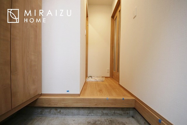 【玄関】 | いってきます♪ただいま♪明るい声が聞こえてきそうな玄関。ナチュラルなカラーがとても清潔感のある造りです♪