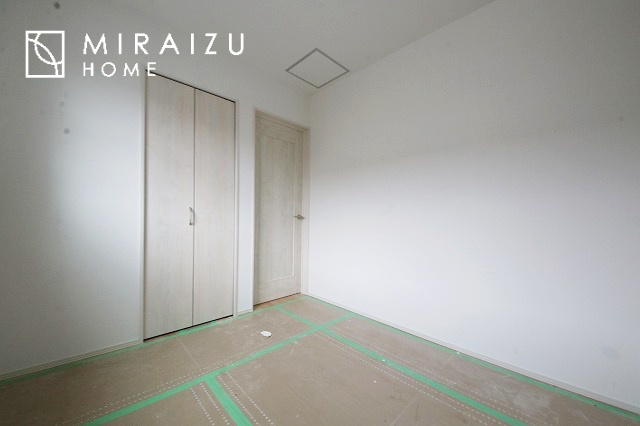 【内装】 | プライベートの空間もみんなで過ごす空間も両社兼ね備えたつくりです。階段には安全性を配慮し、手すりを設置。太陽の光と風が心地良い窓も付いた内装です。