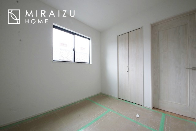 【洋室】 | 居心地の良さそうなリラックスできる空間。独立性のある建物ですので、ご自分の時間を大切にしたご家族様にぴったりです！