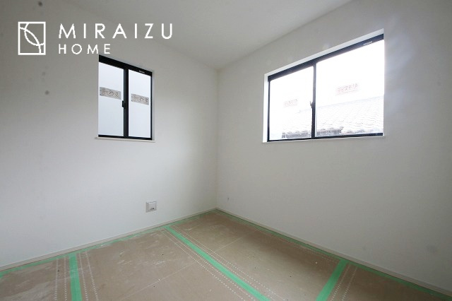 【寝室】 | 広さのある洋室は、ご夫婦様の寝室にぴったりですね。ご主人様の趣味のものや書斎などにも使用できるくらいの広さが嬉しいです。収納もばっちり完備してますのでお荷物が多いご家族様も安心してお暮しいただけます！