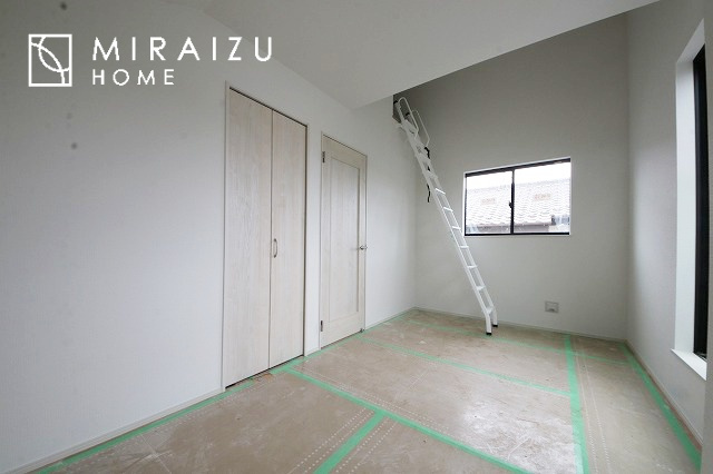 【子供部屋】 | お子様のお部屋にも主寝室にも使えますね。窓が二面についていますので採光もばっちり、空気の入れ替えもOK！自分のお部屋を持ちたいお子様の夢を叶えます！