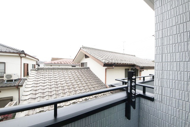 【バルコニー】 | 小鳥の鳴き声で目覚める朝、爽やかな風が入ります。太陽の陽射しでお洗濯物がカラッと乾き、気持ちの良い洋服とお布団で快適に過ごせます。