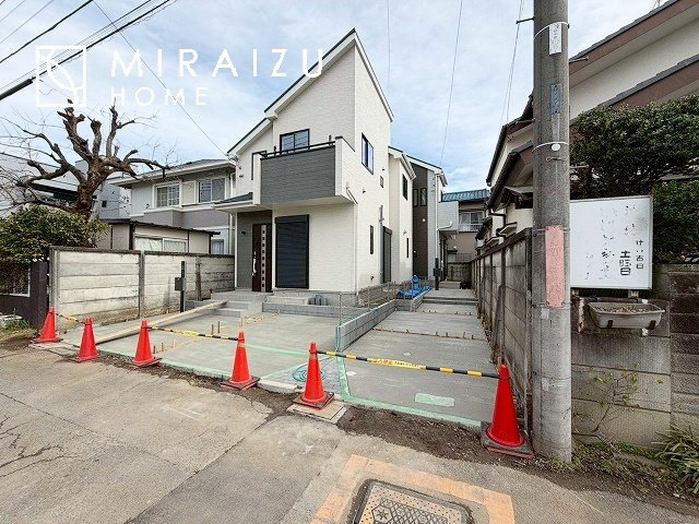 【外観】 | 青く澄み渡った綺麗な空と、陽の光をたっぷりと受ける、そんな新築住宅で新生活をスタートしてみませんか？見学・ご相談等、ミライズホーム(株)までお気軽にご連絡下さい。