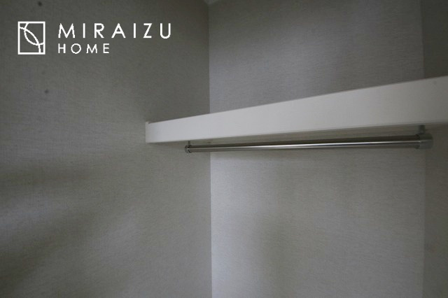 【洋室】 | 心も体も癒されるゆったりと落ち着いた洋室。窓が多いつくりになっています。窓が多いと明るい空間を保ち、室内へ気持ちの良い風も取り込んでくれます。