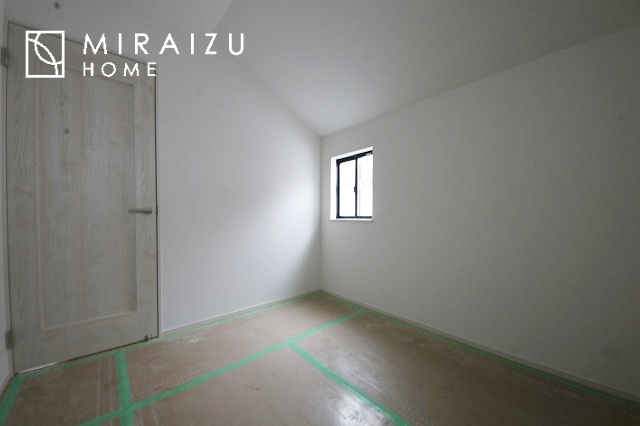 【寝室】 | 収納あり、自然な採光ありの洋室。家族みんなが気持ち良く目覚められる、過ごしやすい主寝室などにもお勧め。もちろん、ペットもご一緒に。