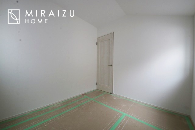 【子供部屋】 | 床のフローリングもオシャレな洋室が嬉しいです。独立性のある住宅ですので、各居室それぞれ、テイストの違うお部屋インテリア造りをしても面白いかもしれませんね！