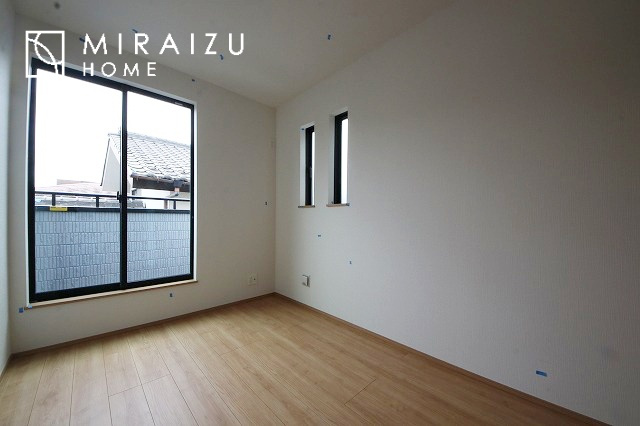 【洋室】 | 小鳥の鳴き声で目覚める朝、爽やかな風が入ります。太陽の陽射しでお洗濯物がカラッと乾き、気持ちの良い洋服とお布団で快適に過ごせます。