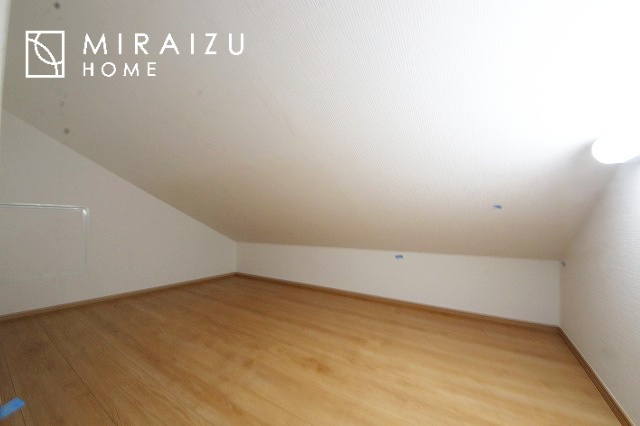 【収納】 | 収納あり、自然な採光ありの洋室。家族みんなが気持ち良く目覚められる、過ごしやすい主寝室などにもお勧め。もちろん、ペットもご一緒に。