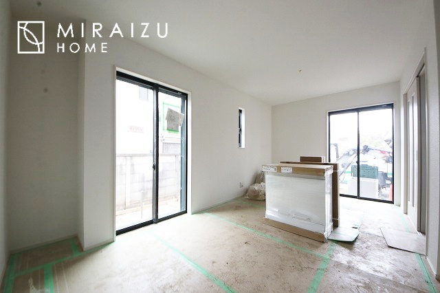 【居間・リビング】 | 陽当たりが心地の良いリビング空間です。日中はカーテンを開けて自然な光を取り込みリラックスして過ごしたいですね、照明器具もセンスの良いものを使いたいですね。