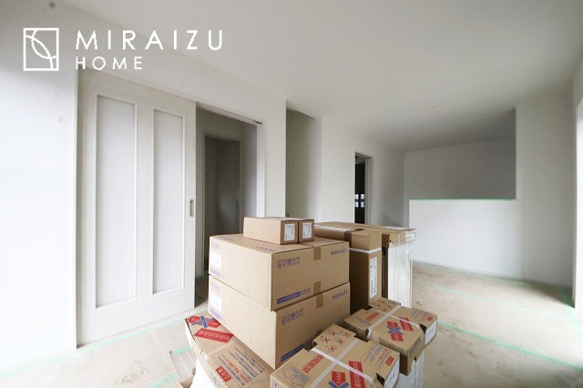 【居間・リビング】 | 大きな窓が特徴の南向きリビングでは、太陽光も沢山取り込むことが出来てお家の中にいても日光浴が可能ですね、開放的な空間です。インテリア選びも楽しそう、ご家族様で相談しながらインテリア配置も楽しみたいです