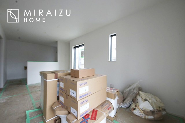 【居間・リビング】 | 明るい光が取り入れられる空間設計のリビングです。インテリア配置もしやすい間取りです。壁や床の色と合わせて落ち着いたインテリアも選びたいですね♪グリーンを飾っても素敵だと思います。