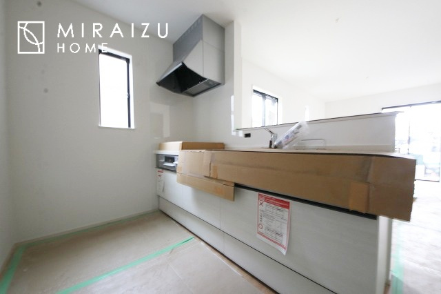 【キッチン】 | 洗練されたキッチンでは毎日の家事を少しでも楽に快適に工夫したいですね、大きいシンクではお皿洗いもストレスフリー、3口コンロでは要領よくお料理も可能です。レンジフードもお掃除がしやすい設計が嬉しい。