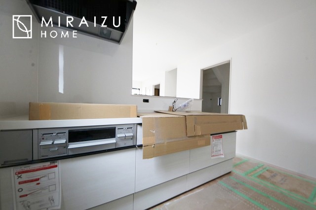 【キッチン】 | スッキリとした形が上品な広々ワイドキッチンです。レンジフードもすっきりとした造りなので圧迫感もございません。窓もあり明るい空間の中で毎日お料理することが可能です。収納スペースも広いのが嬉しいですね。