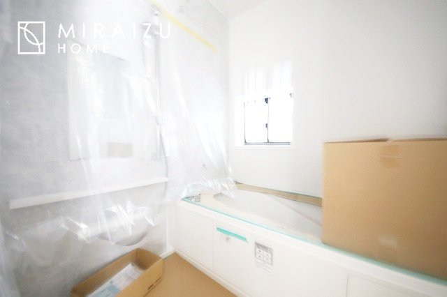 【浴室】 | 清潔感のあるホテルのような広い浴室が自慢です。疲れた日にはお湯をためてリラックスタイムを楽しみたいですね、今はスマホも防水の時代です、半身浴をしながら動画視聴、漫画視聴、楽しく過ごしたいですね^^