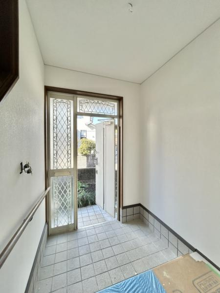 一宮しなね一丁目　中古戸建ての玄関|玄関内部はクロス張替え、照明交換を行い明るい印象に☆