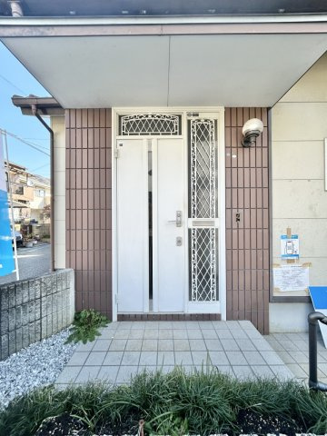 一宮しなね一丁目　中古戸建ての玄関|玄関は鍵と照明を交換済みです。