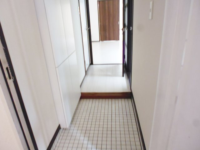 秋定マンションの玄関