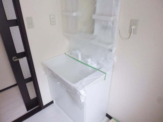 秋定マンションの独立洗面台