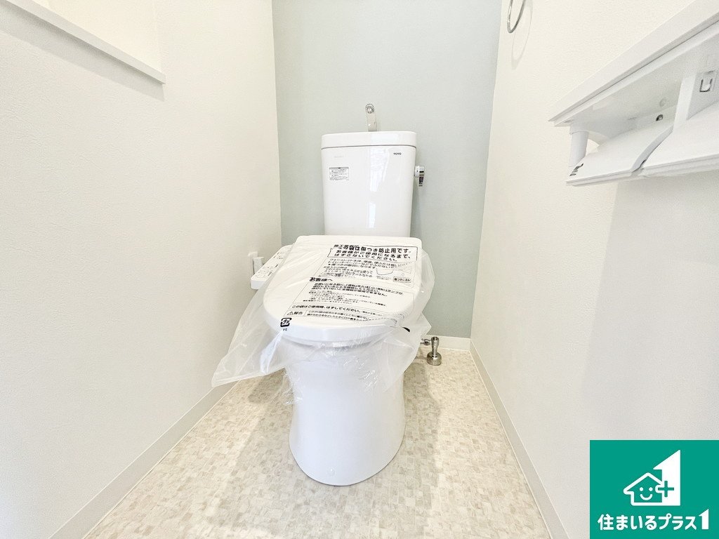 アグラード堺のトイレ|シャワー洗浄機能付トイレは標準仕様。冬場は暖かシートヒーターも装備！
表面コートでキレイ長持ち！省エネ節水仕様の温水洗浄トイレ！
