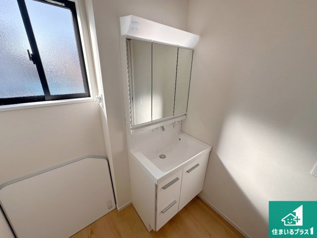 加古川市八幡町上西条　新築一戸建ての独立洗面台|清潔感のある洗面台です。フラットな鏡は掃除がしやすく毎日清潔！鏡裏には収納があるのでスッキリとした洗面台が保てます。