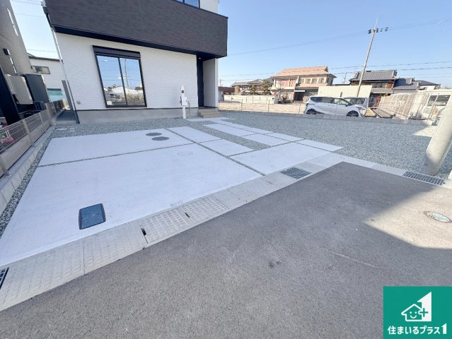 加古川市八幡町上西条　新築一戸建ての駐車場|並列３台駐車可能！ゆとりの駐車スペースで車庫入れもスムーズ！