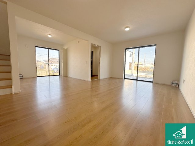 加古川市八幡町上西条　新築一戸建ての居間・リビング|日当たり良好の明るいリビングで朝の目覚めもスッキリできそう！対面キッチンでご家族のコミュニケーションも自然と増える設計！小さなお子様が遊ぶスペースを作っても広々とくつろげるLDK！