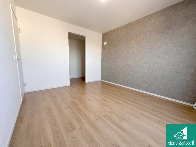 加古川市八幡町上西条　新築一戸建ての洋室|ウォークインクローゼット付きで生活スペースもスッキリできます。各居室にも収納がありますので、お子様の衣類やおもちゃなどもしっかり収納できます。