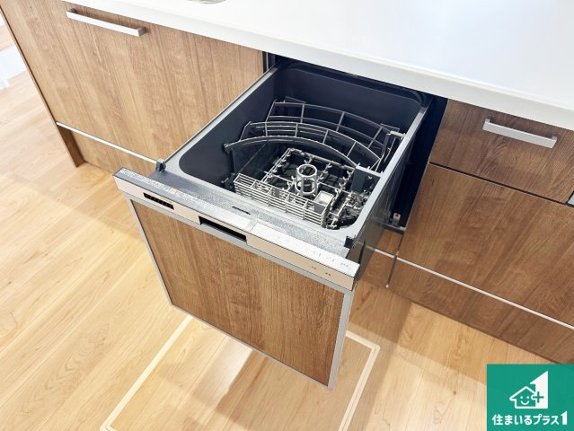 加古川市八幡町上西条　新築一戸建ての設備|食事後の一仕事、食器洗いをボタン一つでお任せできちゃいます！場所を取らないビルトイン式なので、お料理スペースもしっかり確保！