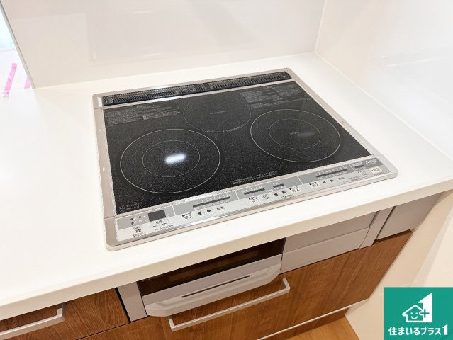 加古川市八幡町上西条　新築一戸建ての設備|火を使わないので、安心なＩＨコンロ！でこぼこが無い構造なので、掃除もしやすく清潔に保てます！