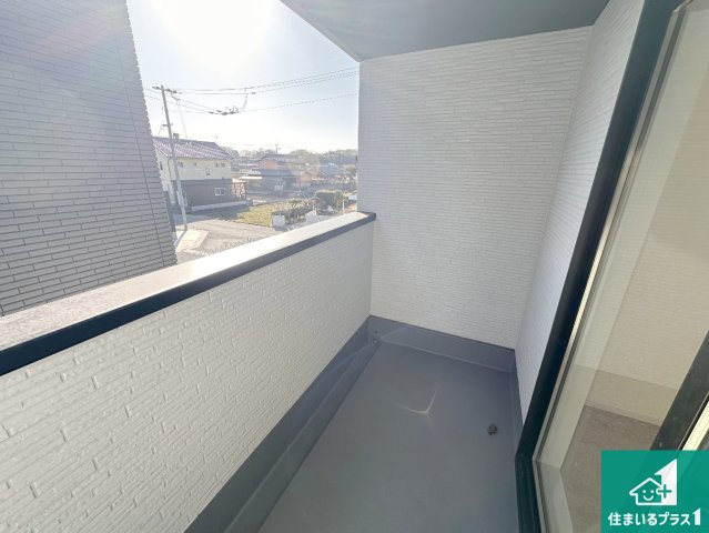 加古川市八幡町上西条　新築一戸建てのバルコニー|日当たりのよいバルコニー！お部屋が開放的に！