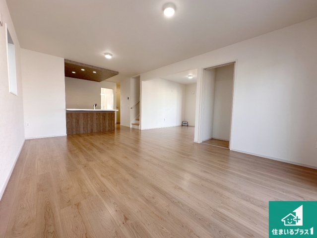 加古川市八幡町上西条　新築一戸建ての居間・リビング|シンプルなリビングは、観葉植物等のインテリアを楽しめますね！パパ好みにも、ママ好みにも家具次第で雰囲気を変えることができます！