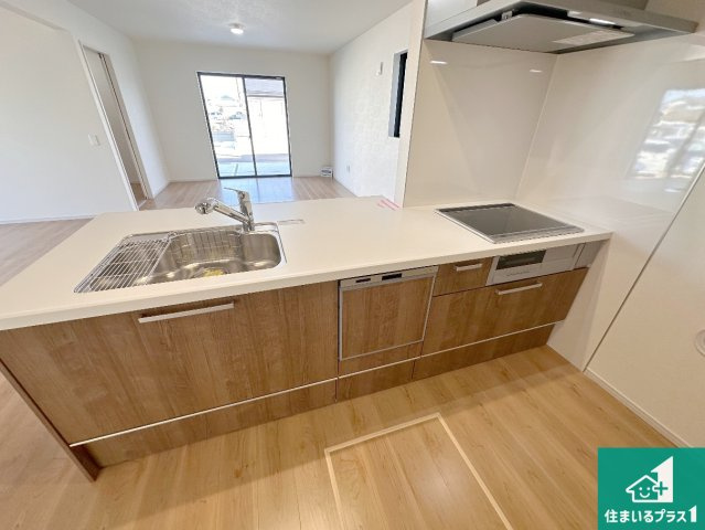 加古川市八幡町上西条　新築一戸建てのキッチン|明るいリビングで朝の目覚めもスッキリできそう！対面キッチンでご家族のコミュニケーションも自然と増える設計！小さなお子様が遊ぶスペースを作っても広々とくつろげるLDK！